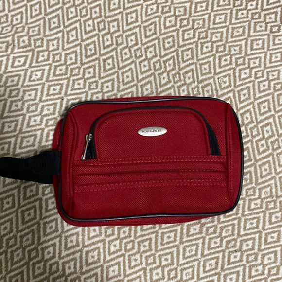Samsonite toiletry bag in great shape. Would be great for traveling✈️✈️ - Picture 1 of 5